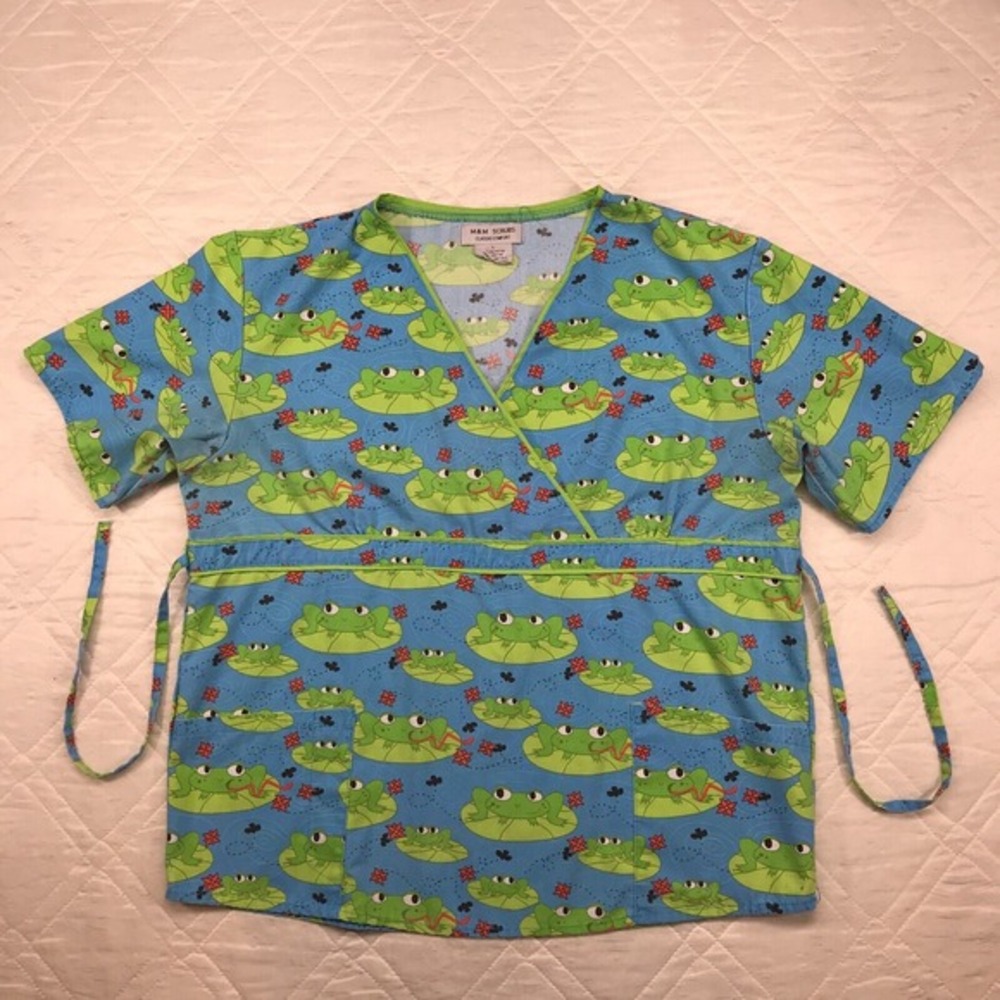M&M frog on a lilypad‎ scrub top size L
